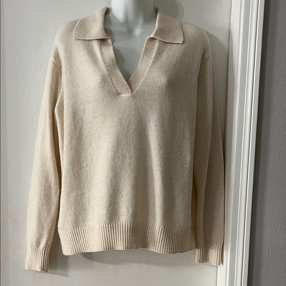 Banana Republic Sweaters - Banana Republic Cream V-Neck Sweater